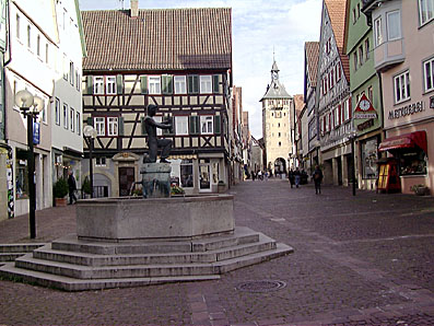 Marktplatz mit Fussgängerzone und Torturm